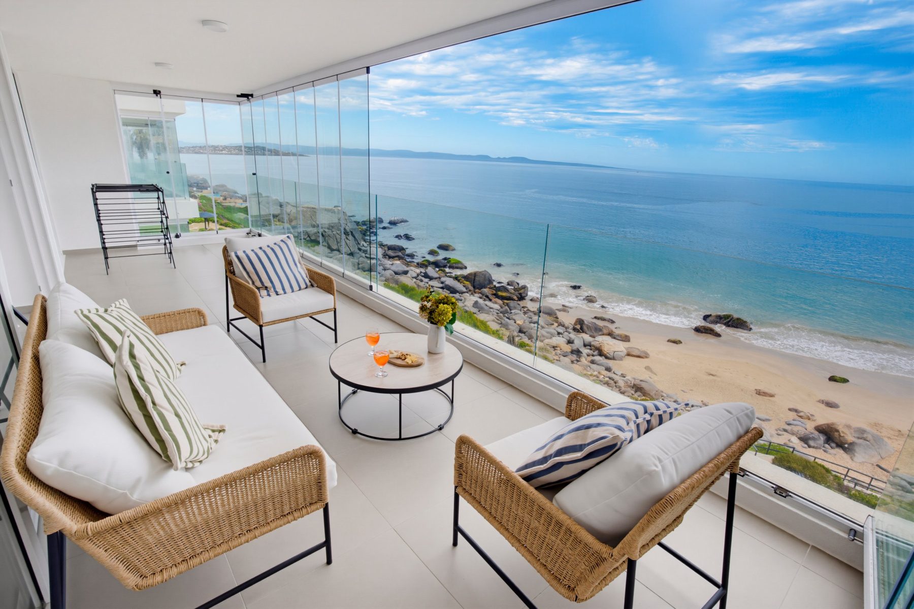 Terraza con vista a las rocas