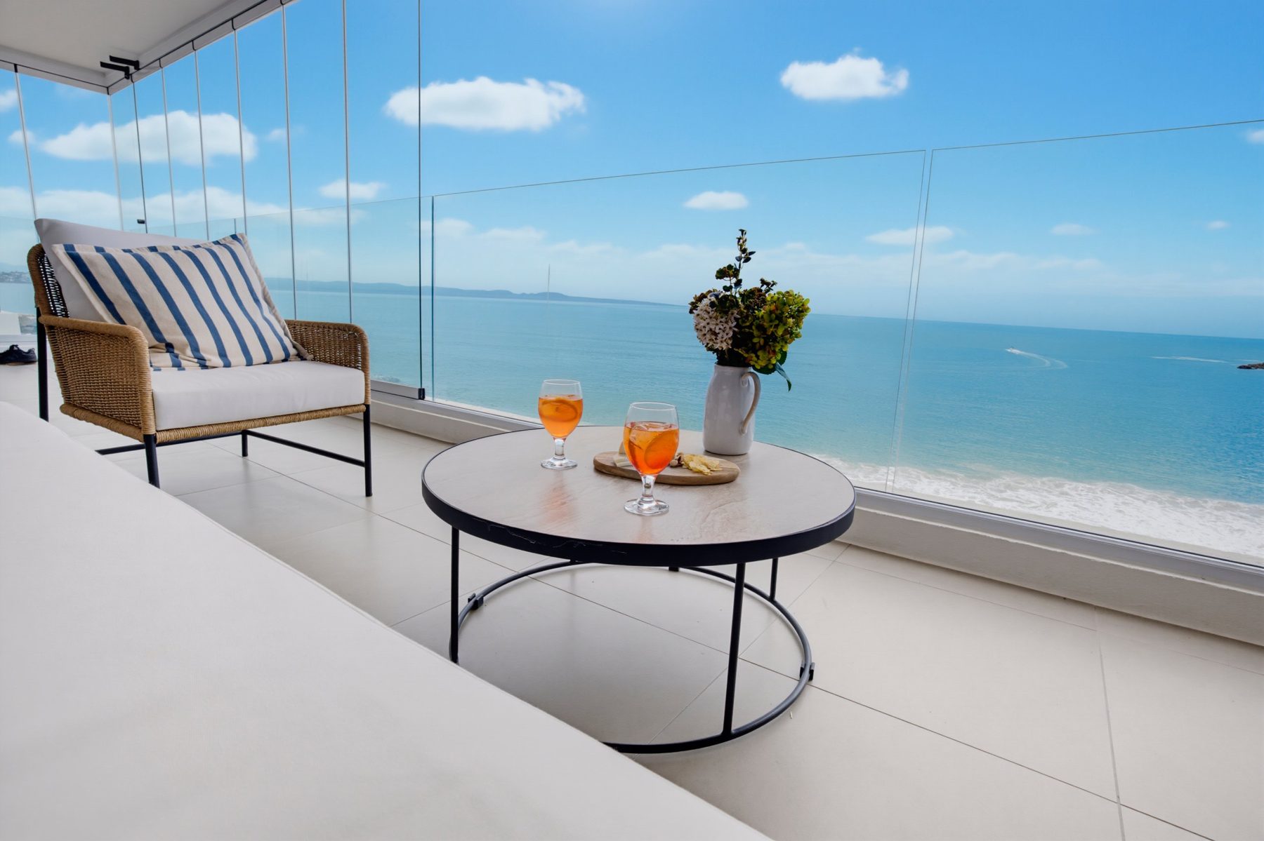 Mesa de terraza frente al mar
