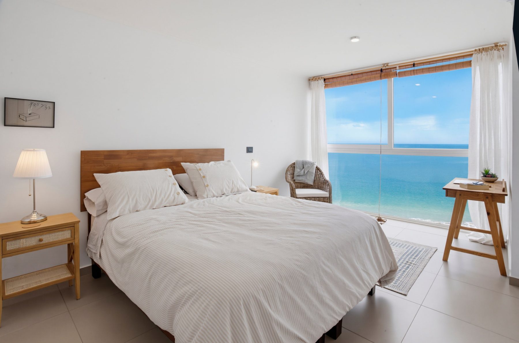 Dormitorio con ventanal al mar