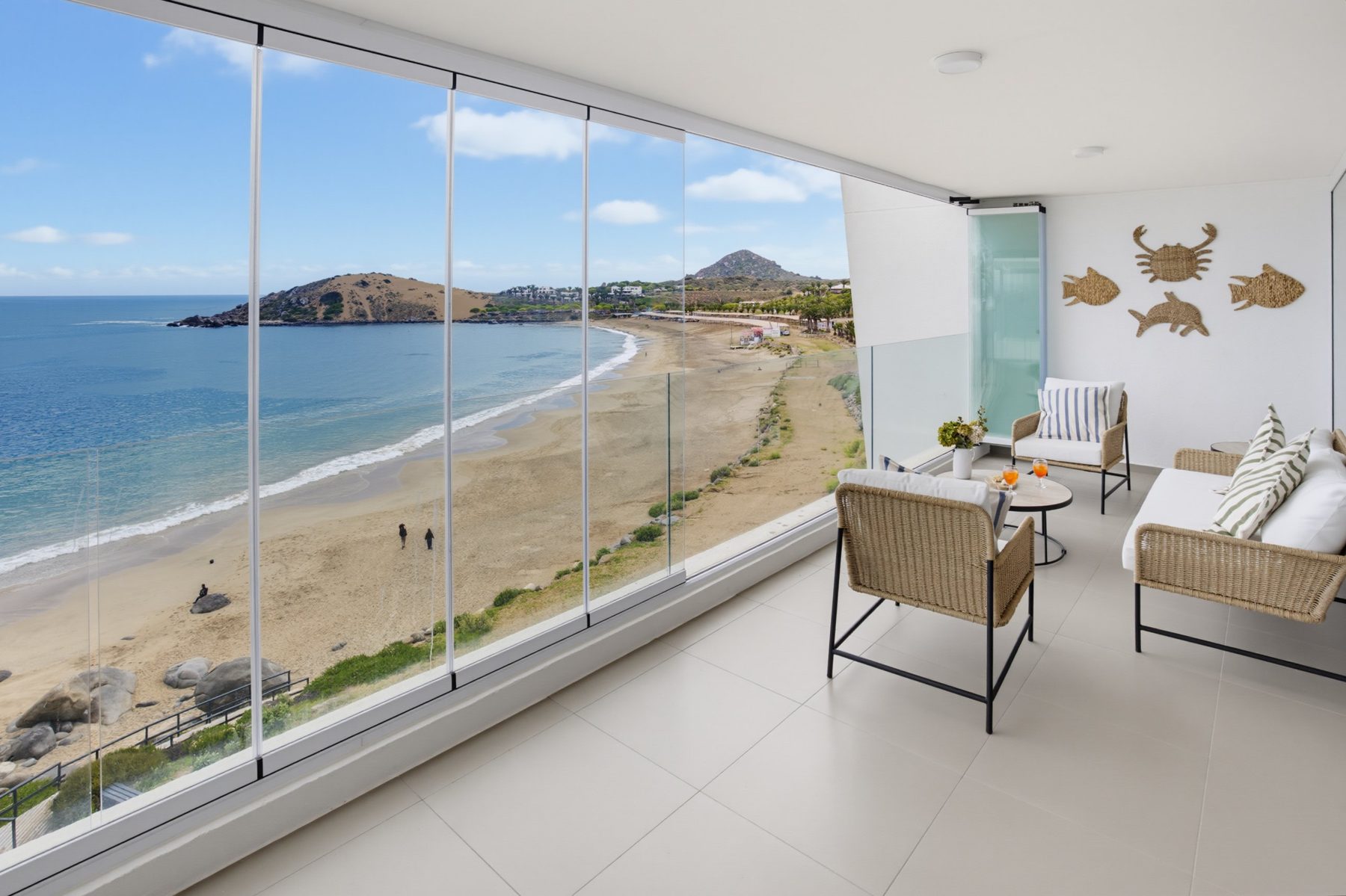 Terraza vidriada sobre la playa