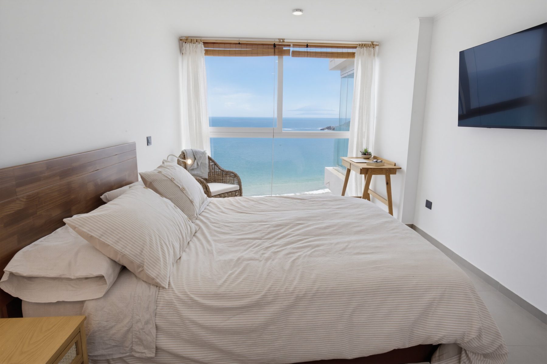 Dormitorio con TV y vista al mar