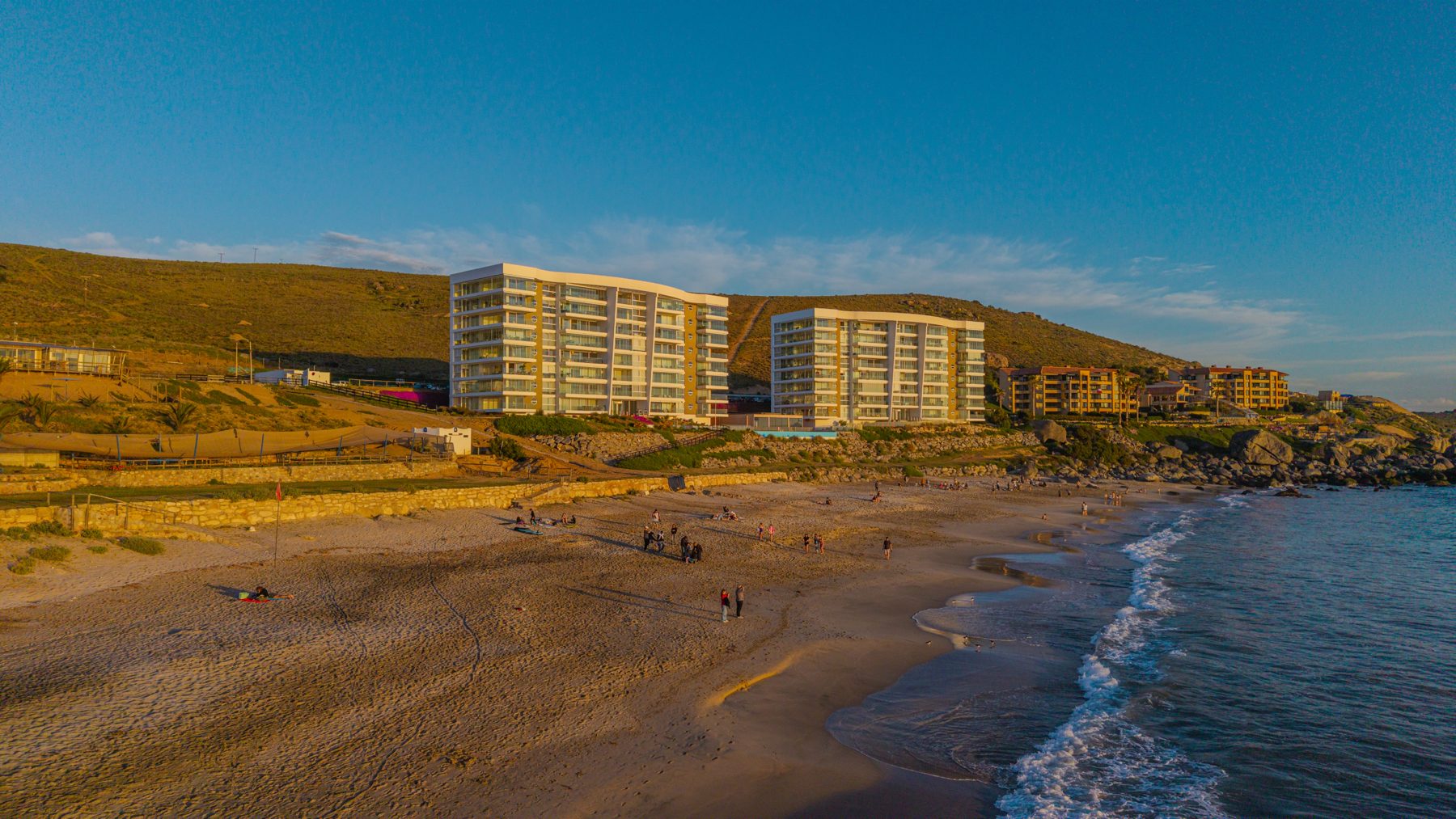 Vista aérea del condominio frente a la playa