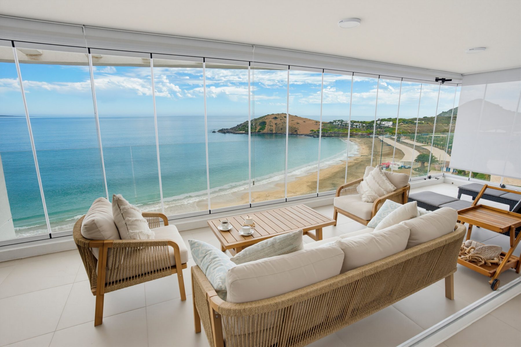 Terraza vidriada con vista a la bahía de Playa Blanca