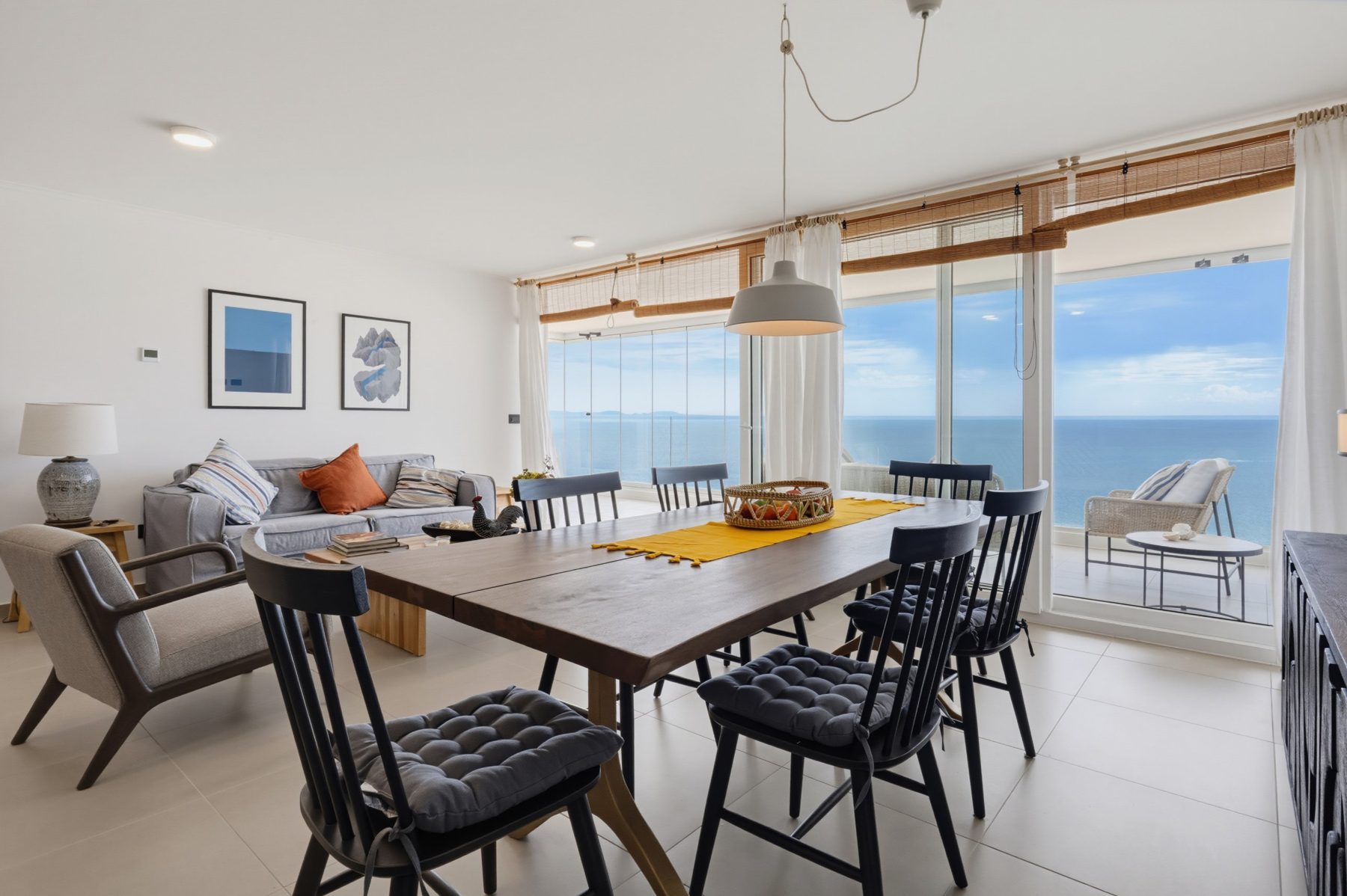 Living y comedor frente al mar