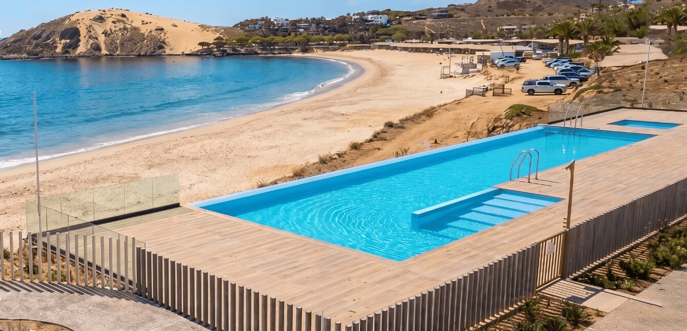 Piscina exterior frente a la playa