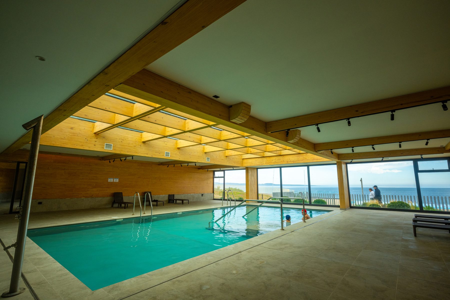 Piscina temperada con vista al mar