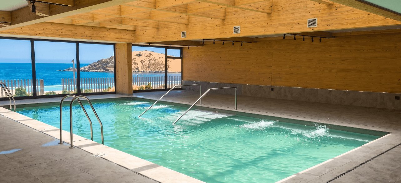 Piscina temperada con vista a la bahía